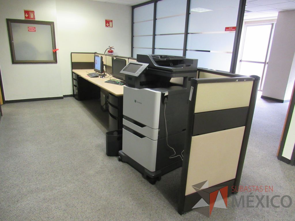 Lote 040 - Estación de trabajo de mampara metálica color beige para 2 personas con 2 archiveros de pedestal de 3 cajones - Imagen 3