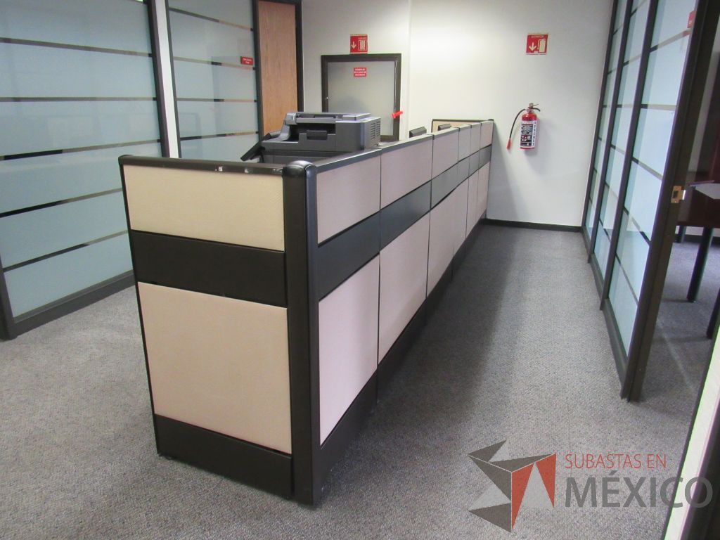 Lote 040 - Estación de trabajo de mampara metálica color beige para 2 personas con 2 archiveros de pedestal de 3 cajones - Imagen 5