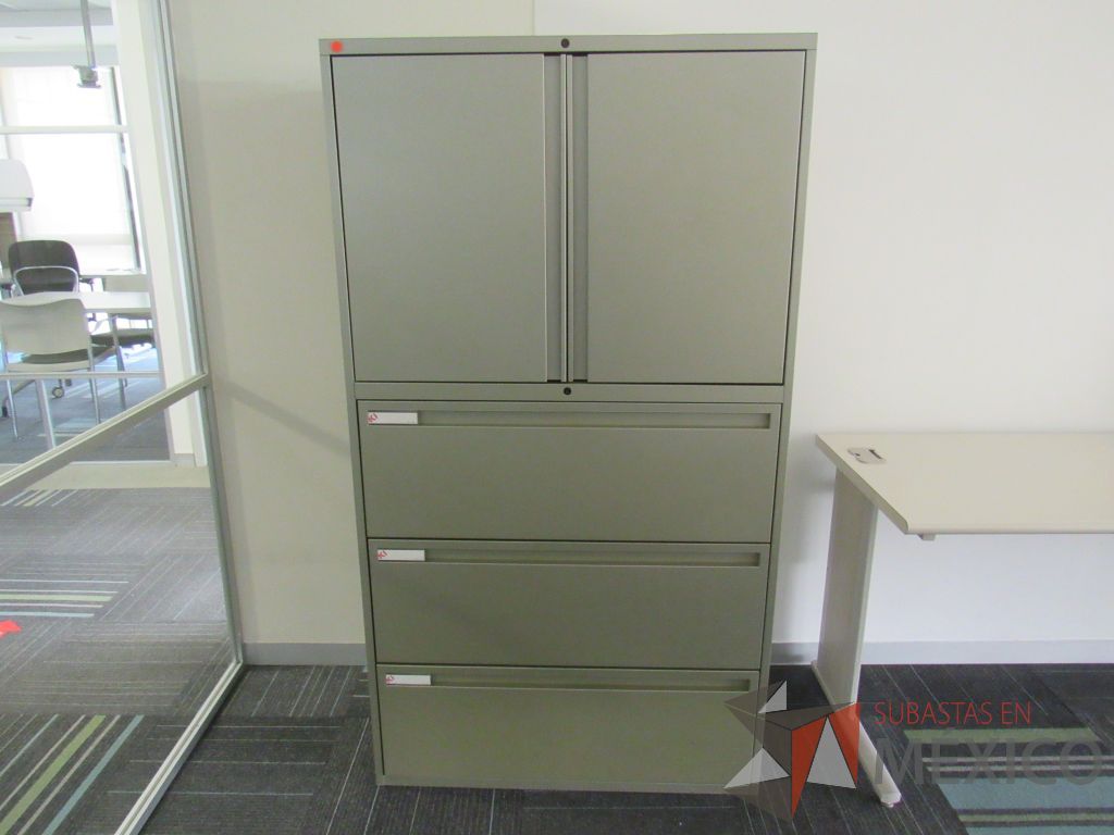 Lote 124 - 3 Gabinetes metálicos altos con 3 cajones y 2 puertas color gris