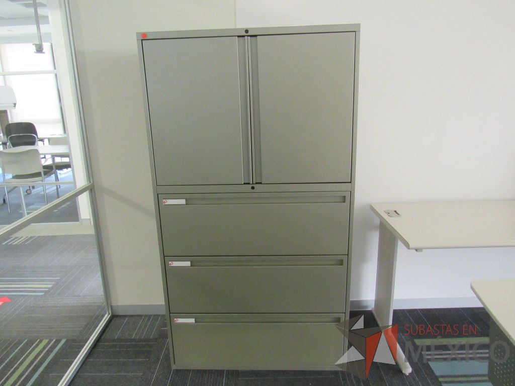 Lote 124 - 3 Gabinetes metálicos altos con 3 cajones y 2 puertas color gris - Imagen 4