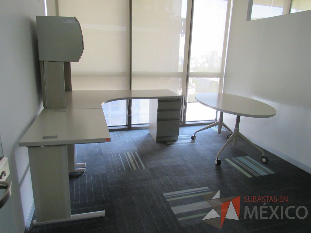 Lote 125 - 2 Escritorios en escuadra con base metálica, archivero de pedestal de 3 cajones, gaveta superior con puerta corrediza y cubierta color beige - Imagen 6