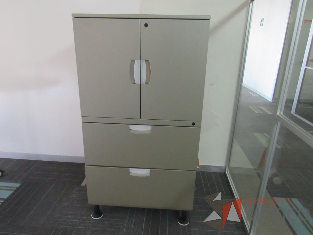 Lote 128 - 2 Gabinetes metálicos alto con 4 patas, 2 cajones, 2 puertas y 1 entrepaño color gris - Imagen 3