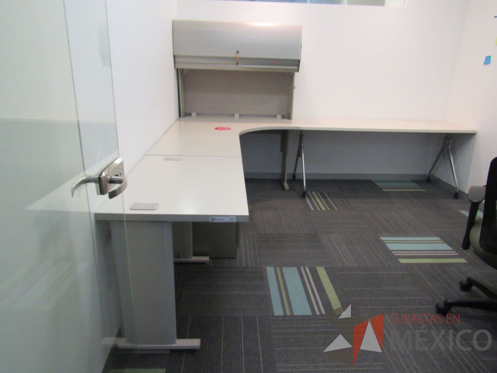 Lote 129 - Escritorio en escuadra con base metálica, archivero de pedestal de 3 cajones, gaveta superior con puerta corrediza y cubierta color beige - Imagen 5