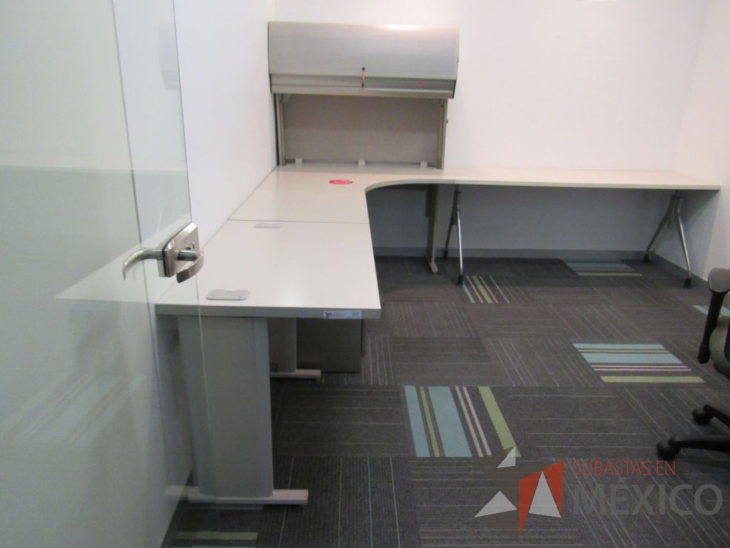Lote 129 - Escritorio en escuadra con base metálica, archivero de pedestal de 3 cajones, gaveta superior con puerta corrediza y cubierta color beige - Imagen 6