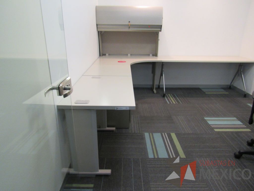 Lote 129 - Escritorio en escuadra con base metálica, archivero de pedestal de 3 cajones, gaveta superior con puerta corrediza y cubierta color beige - Imagen 7