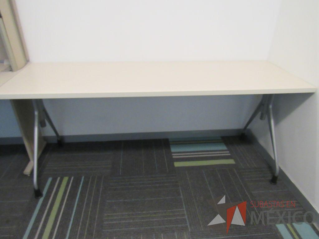 Lote 130 - Mesa de trabajo con base metálica, orificio para cables y cubierta rectangular color beige - Imagen 3