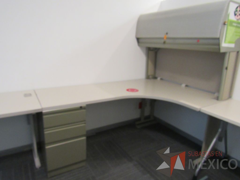 Lote 129 - Escritorio en escuadra con base metálica, archivero de pedestal de 3 cajones, gaveta superior con puerta corrediza y cubierta color beige - Imagen 8