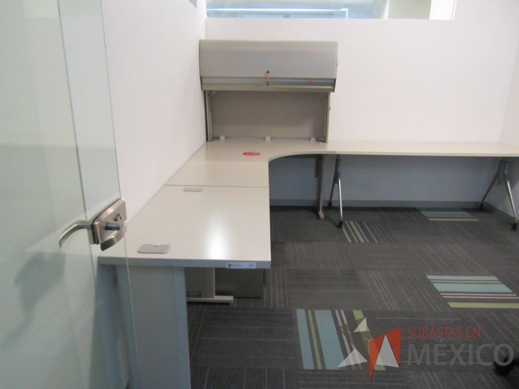 Lote 129 - Escritorio en escuadra con base metálica, archivero de pedestal de 3 cajones, gaveta superior con puerta corrediza y cubierta color beige - Imagen 9