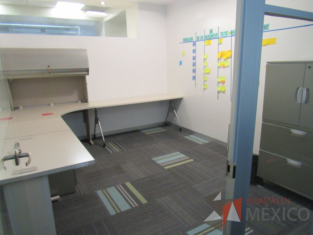 Lote 129 - Escritorio en escuadra con base metálica, archivero de pedestal de 3 cajones, gaveta superior con puerta corrediza y cubierta color beige - Imagen 10