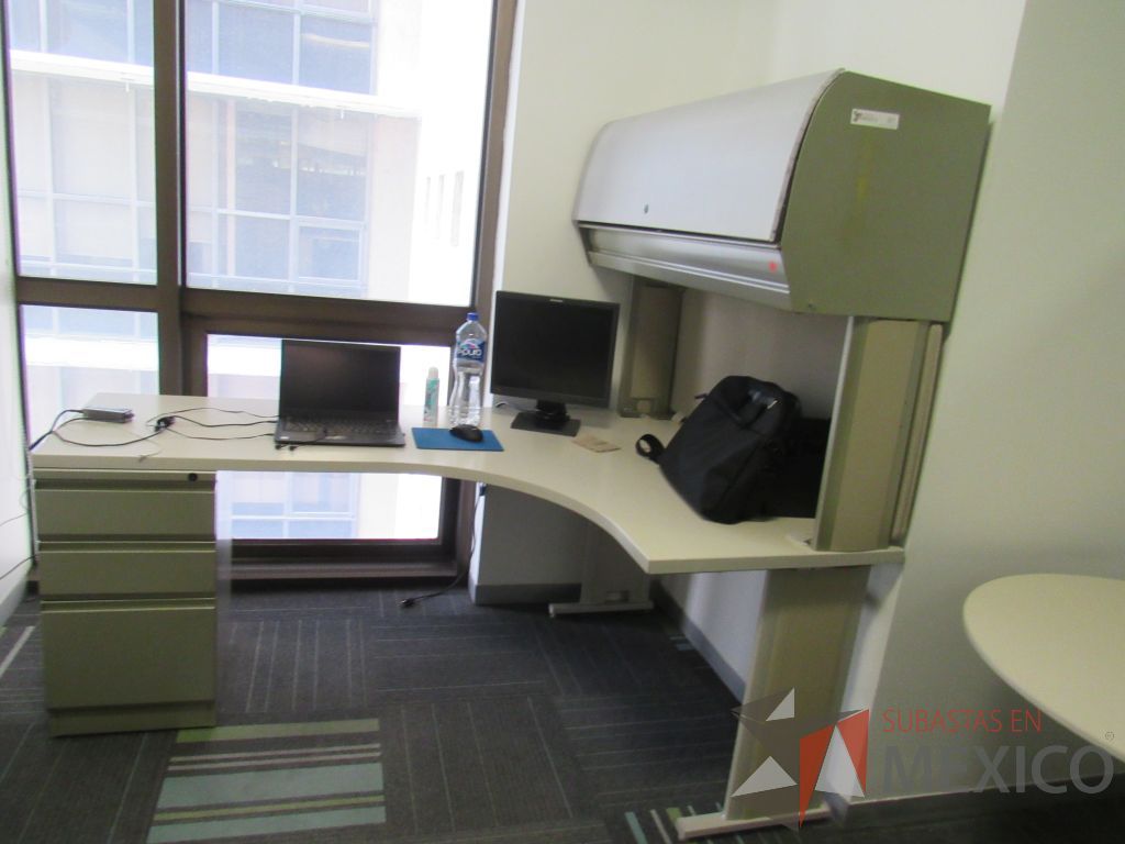 Lote 139 - Escritorio en escuadra con base metálica, archivero de pedestal de 3 cajones, gaveta superior con puerta corrediza y cubierta color beige - Imagen 4