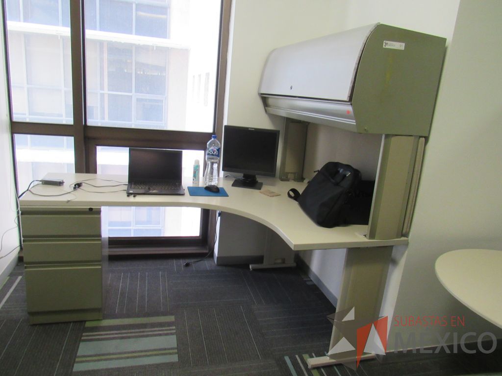 Lote 139 - Escritorio en escuadra con base metálica, archivero de pedestal de 3 cajones, gaveta superior con puerta corrediza y cubierta color beige - Imagen 5