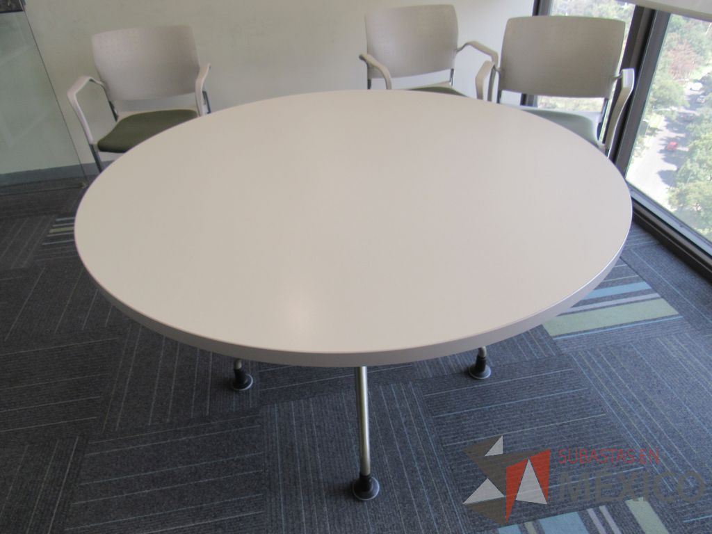 Lote 141 - Mesa de trabajo circular con base metálica y cubierta color beige