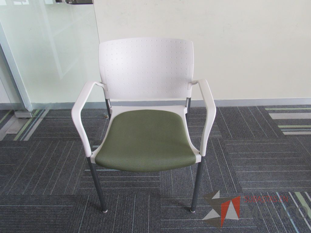 Lote 143 - 60 Sillas de visita con 4 patas metálicas, asiento con cojin color verde y respaldo liso color beige