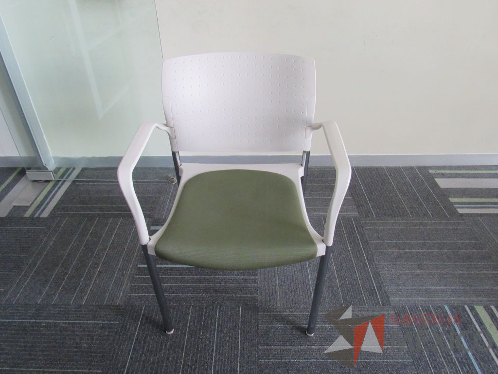 Lote 143 - 60 Sillas de visita con 4 patas metálicas, asiento con cojin color verde y respaldo liso color beige - Imagen 2