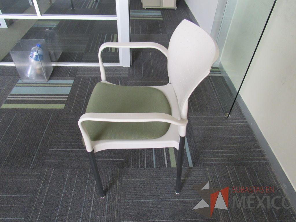 Lote 143 - 60 Sillas de visita con 4 patas metálicas, asiento con cojin color verde y respaldo liso color beige - Imagen 3