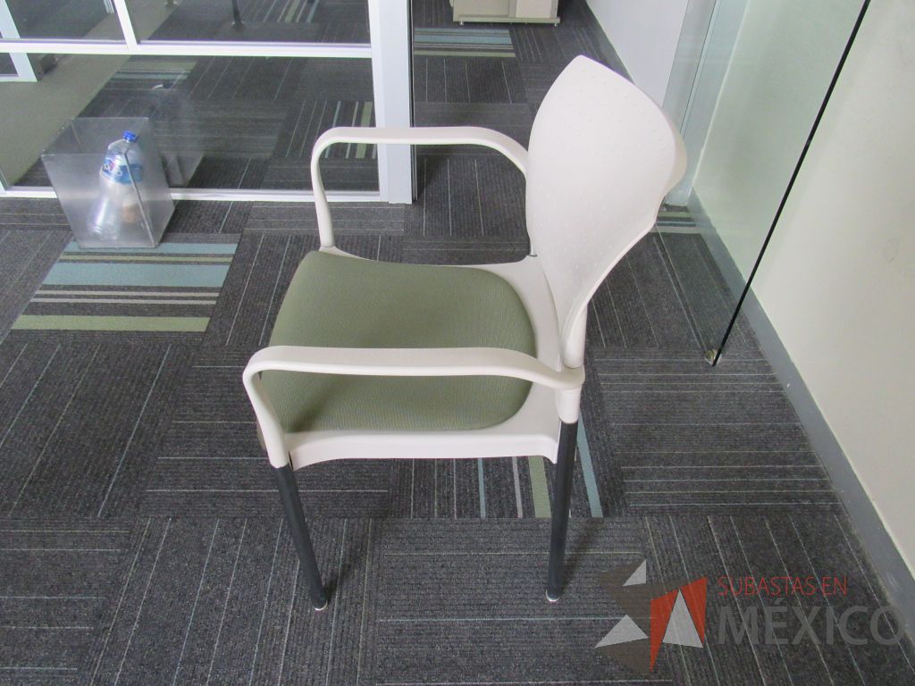 Lote 143 - 60 Sillas de visita con 4 patas metálicas, asiento con cojin color verde y respaldo liso color beige - Imagen 4