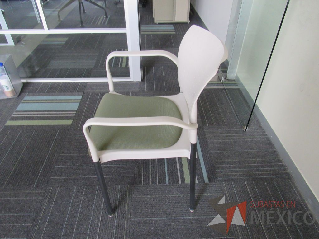 Lote 143 - 60 Sillas de visita con 4 patas metálicas, asiento con cojin color verde y respaldo liso color beige - Imagen 5