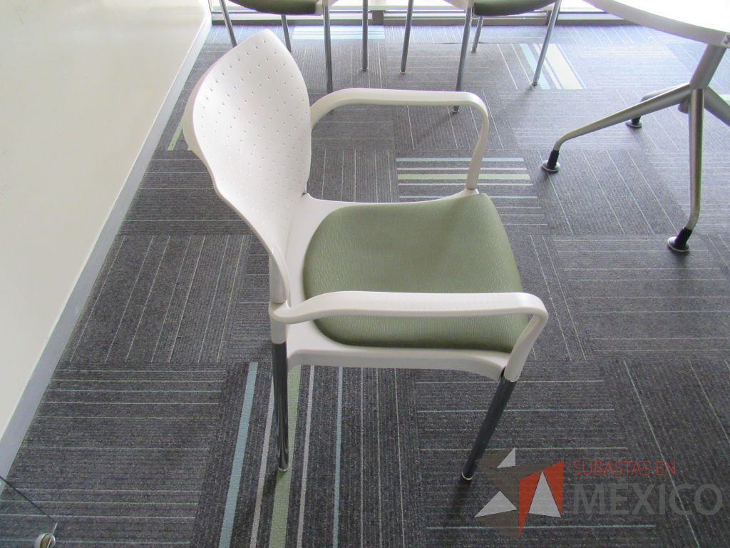 Lote 143 - 60 Sillas de visita con 4 patas metálicas, asiento con cojin color verde y respaldo liso color beige - Imagen 6