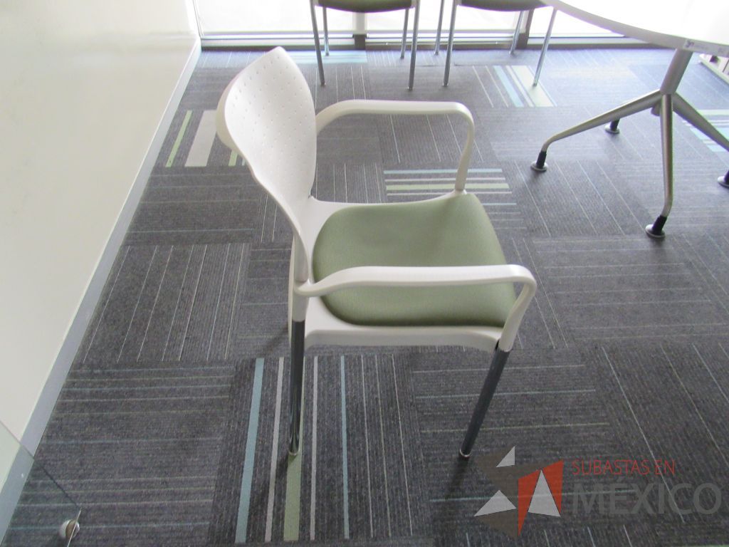 Lote 143 - 60 Sillas de visita con 4 patas metálicas, asiento con cojin color verde y respaldo liso color beige - Imagen 7