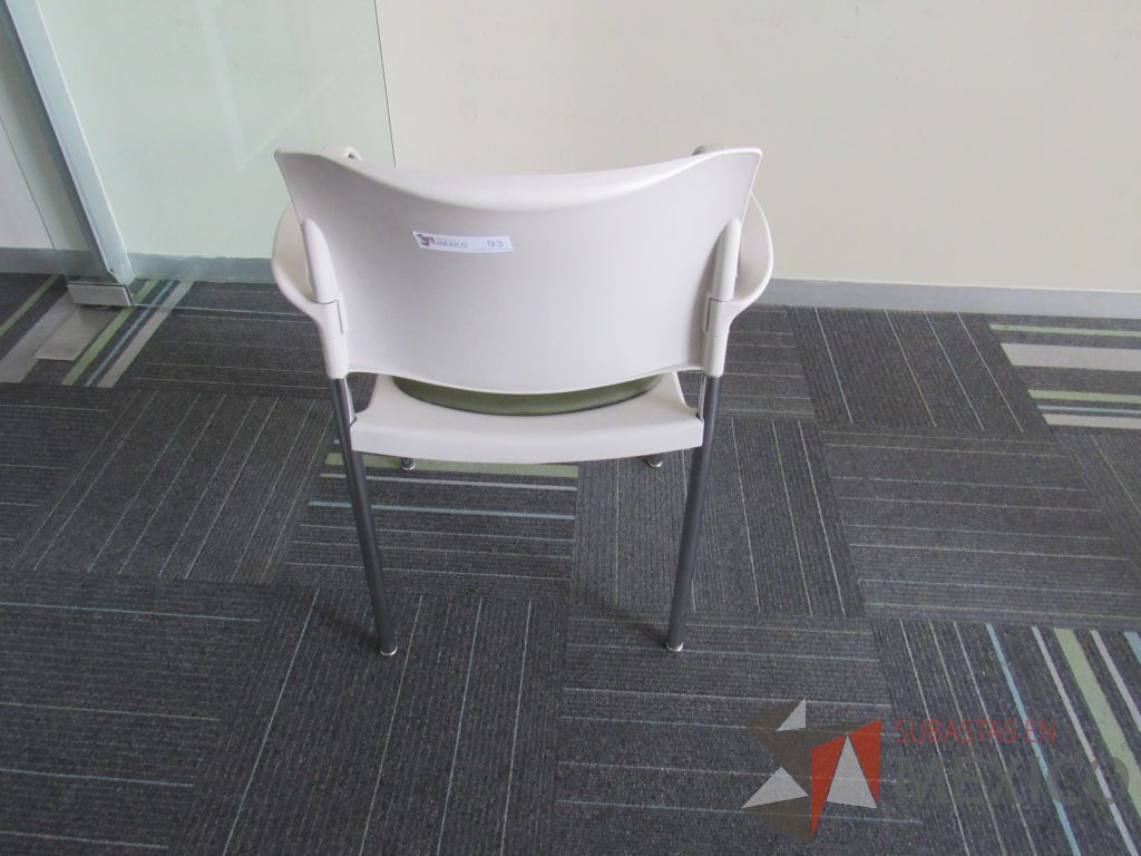Lote 143 - 60 Sillas de visita con 4 patas metálicas, asiento con cojin color verde y respaldo liso color beige - Imagen 8