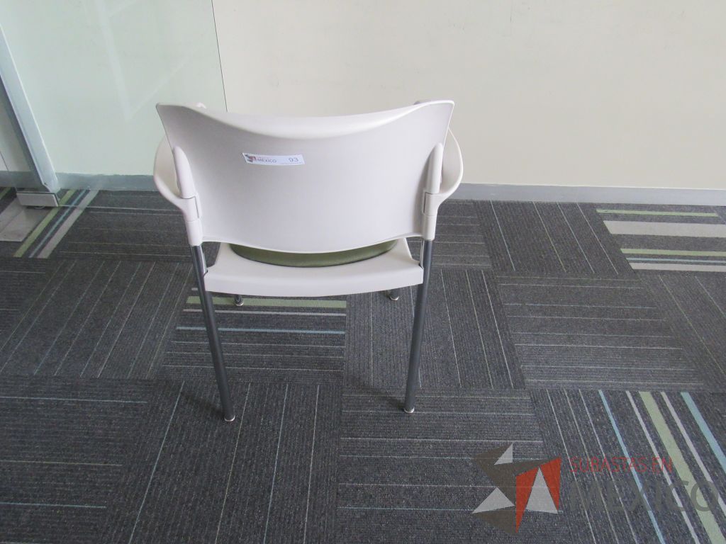 Lote 143 - 60 Sillas de visita con 4 patas metálicas, asiento con cojin color verde y respaldo liso color beige - Imagen 9