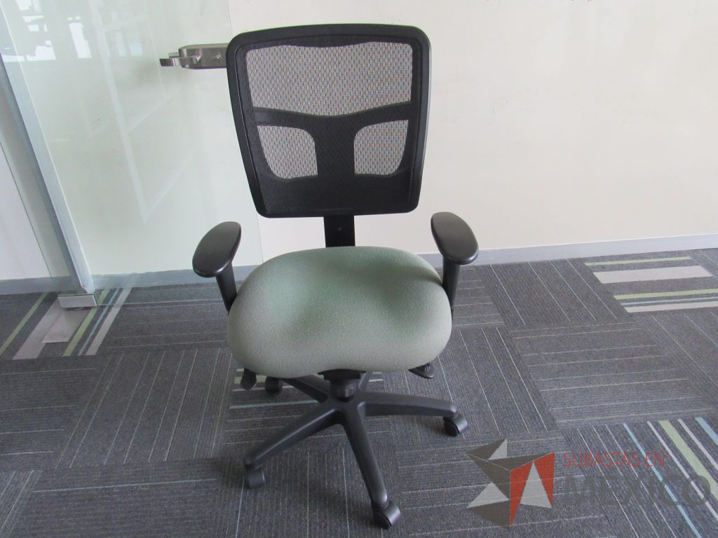 Lote 144 - 80 Sillas operativas con ruedas, descansabrazo, asiento en tela color verde y respaldo en malla color negro