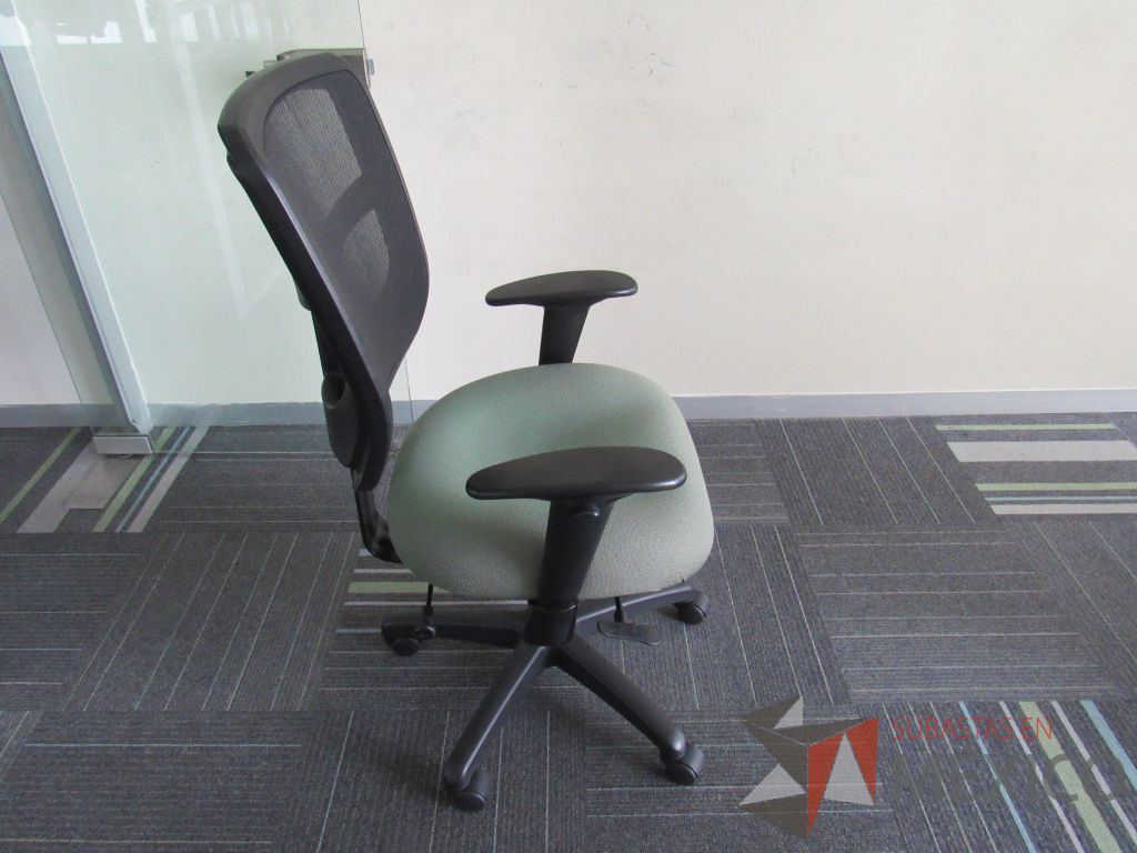 Lote 144 - 80 Sillas operativas con ruedas, descansabrazo, asiento en tela color verde y respaldo en malla color negro - Imagen 7