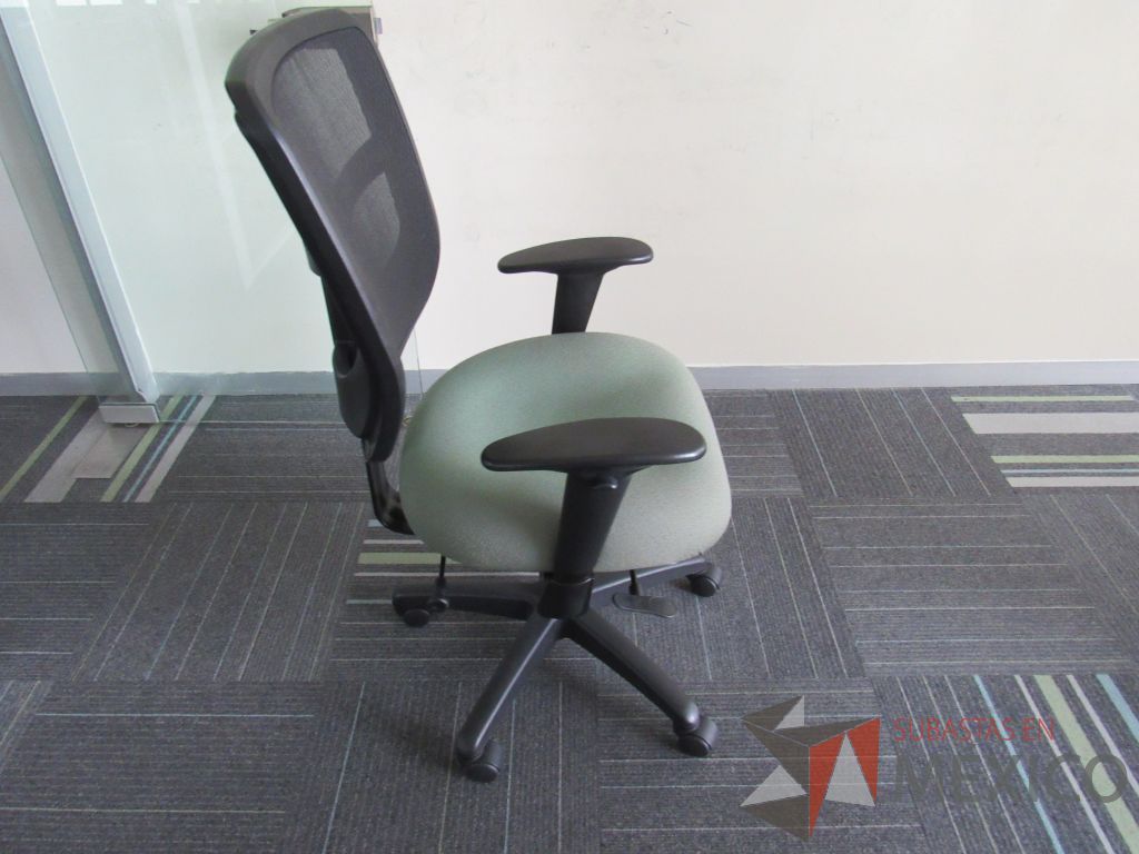 Lote 144 - 80 Sillas operativas con ruedas, descansabrazo, asiento en tela color verde y respaldo en malla color negro - Imagen 8