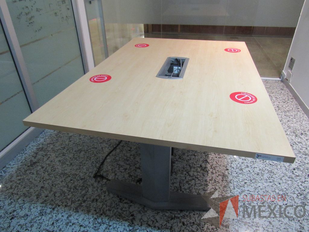 Lote 145 - Mesa de sala de juntas para 4 personas con base metálica, accesorio para conexiones y cubierta color madera - Imagen 8