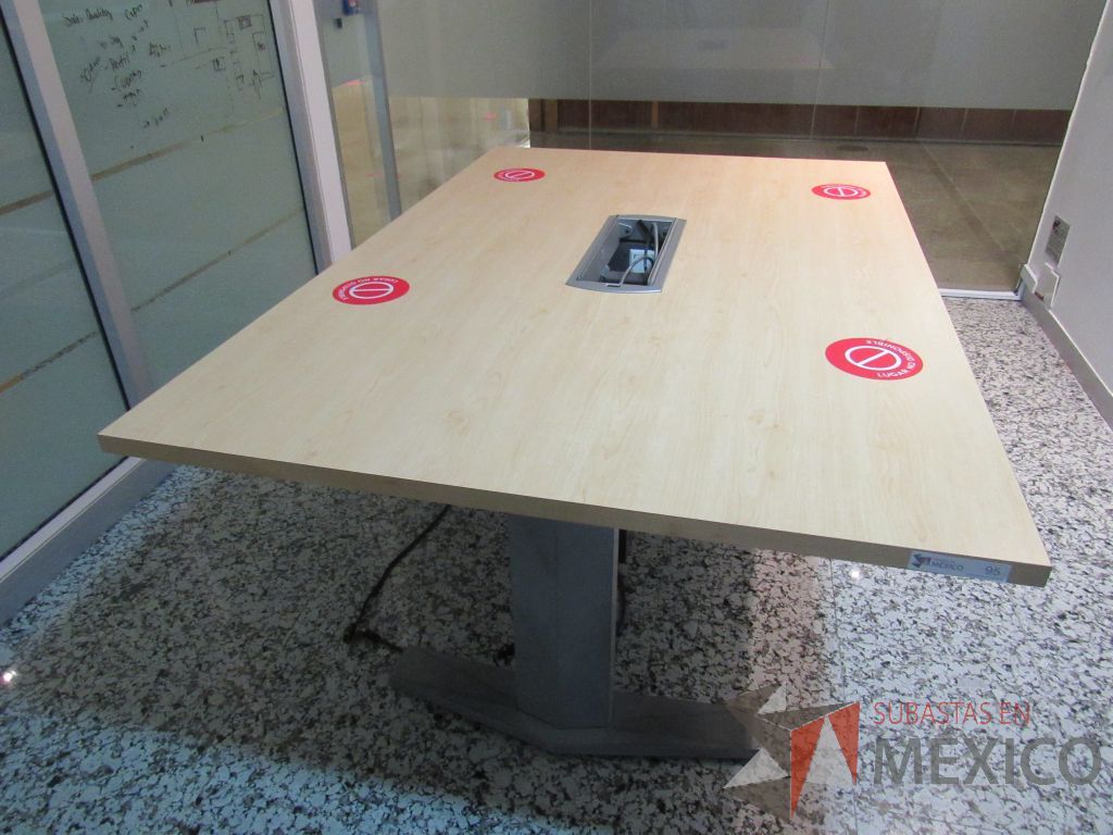 Lote 145 - Mesa de sala de juntas para 4 personas con base metálica, accesorio para conexiones y cubierta color madera - Imagen 9
