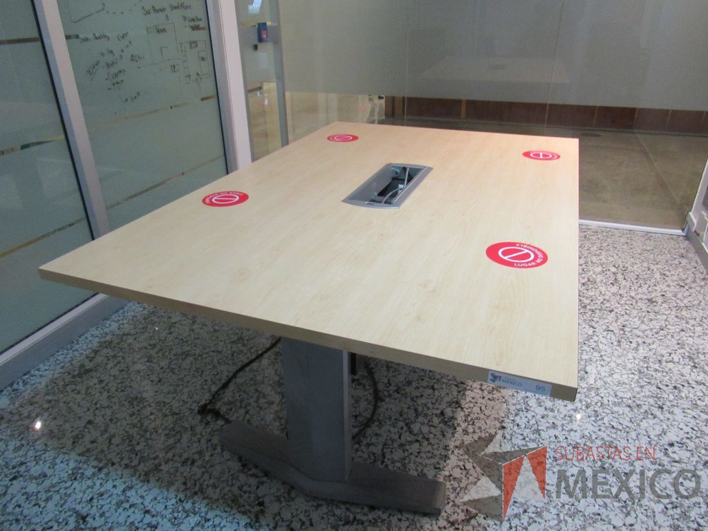Lote 145 - Mesa de sala de juntas para 4 personas con base metálica, accesorio para conexiones y cubierta color madera - Imagen 10