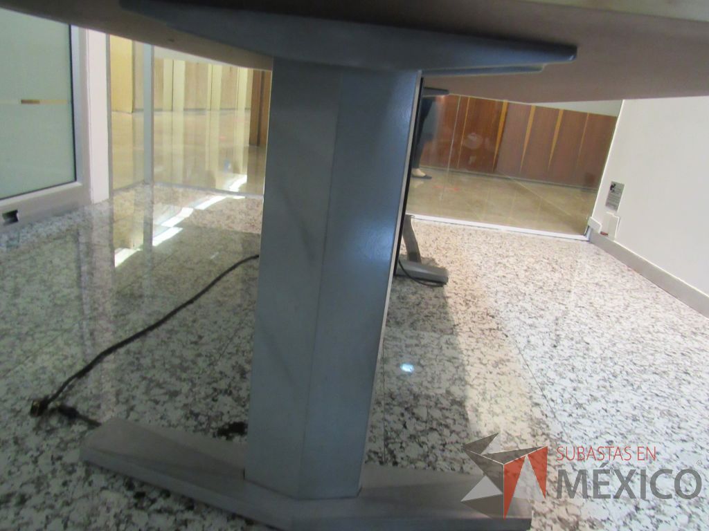 Lote 145 - Mesa de sala de juntas para 4 personas con base metálica, accesorio para conexiones y cubierta color madera - Imagen 11