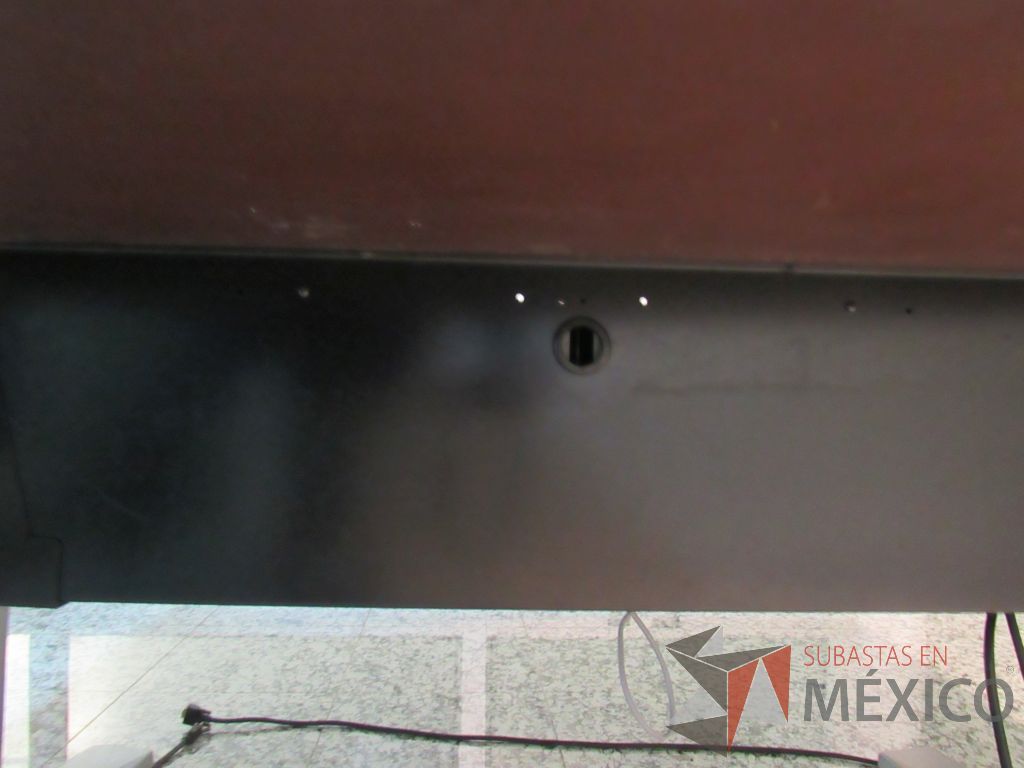 Lote 145 - Mesa de sala de juntas para 4 personas con base metálica, accesorio para conexiones y cubierta color madera - Imagen 12