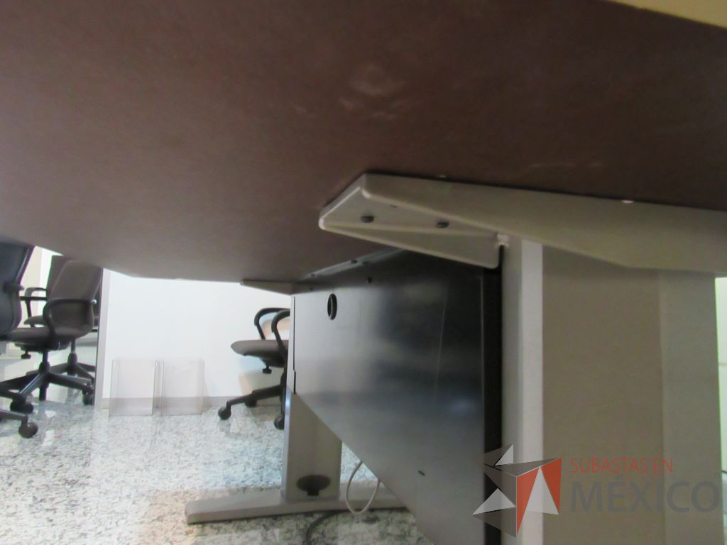 Lote 145 - Mesa de sala de juntas para 4 personas con base metálica, accesorio para conexiones y cubierta color madera - Imagen 13