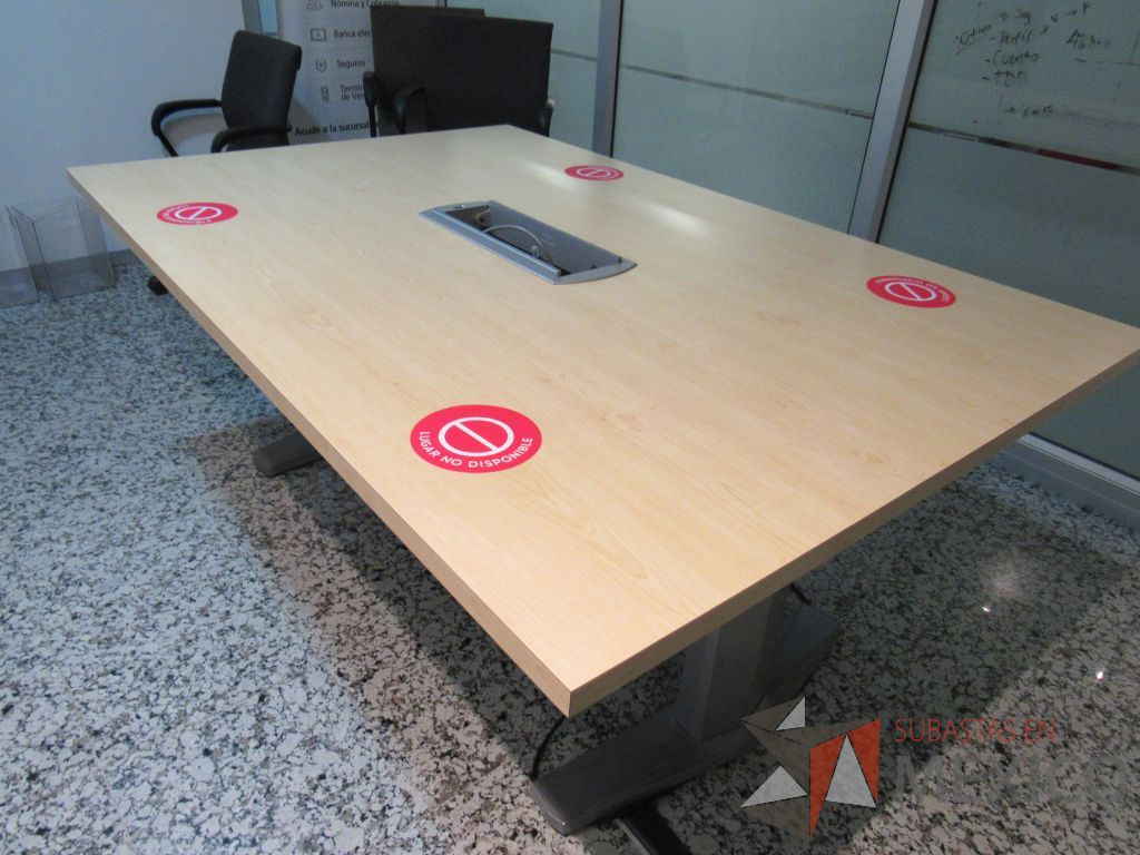 Lote 145 - Mesa de sala de juntas para 4 personas con base metálica, accesorio para conexiones y cubierta color madera