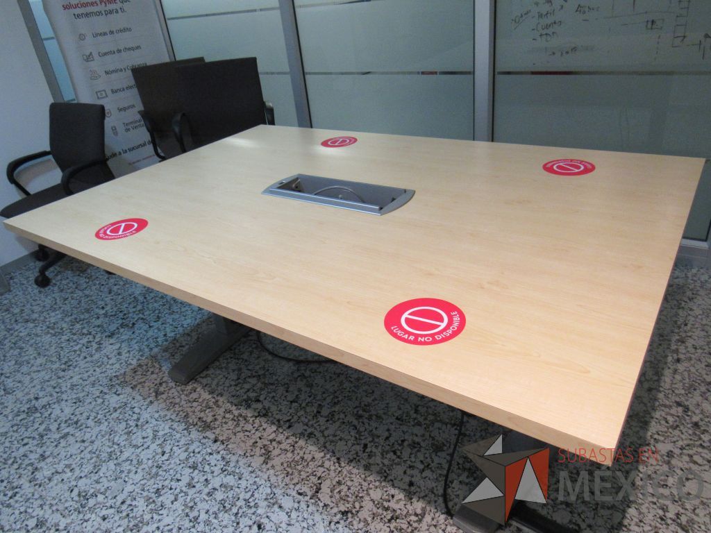 Lote 145 - Mesa de sala de juntas para 4 personas con base metálica, accesorio para conexiones y cubierta color madera - Imagen 14