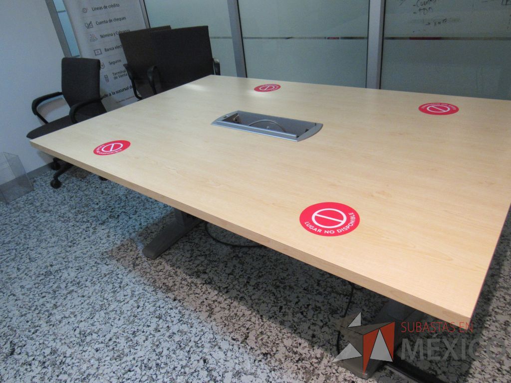 Lote 145 - Mesa de sala de juntas para 4 personas con base metálica, accesorio para conexiones y cubierta color madera - Imagen 15
