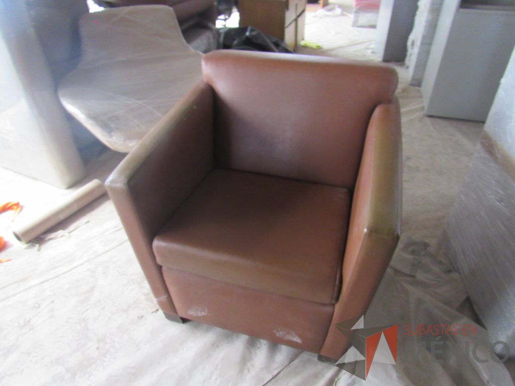 Lote 022 - Sillón de 1 plaza con 4 patas, descansa brazos, asiento y respaldo tipo piel color café - Imagen 6