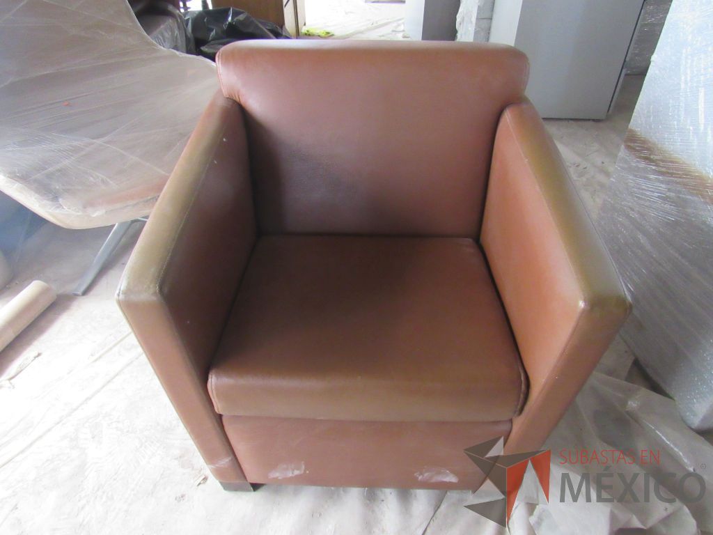 Lote 022 - Sillón de 1 plaza con 4 patas, descansa brazos, asiento y respaldo tipo piel color café - Imagen 7