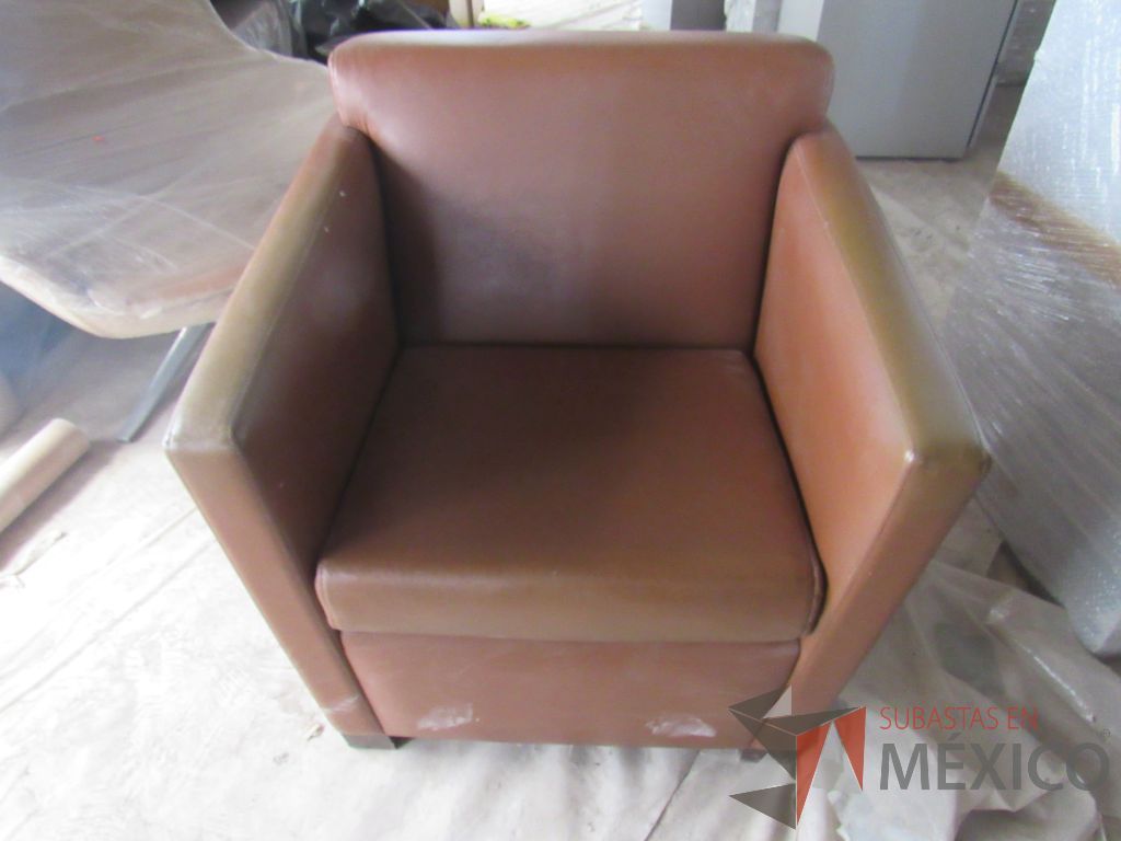 Lote 022 - Sillón de 1 plaza con 4 patas, descansa brazos, asiento y respaldo tipo piel color café - Imagen 2