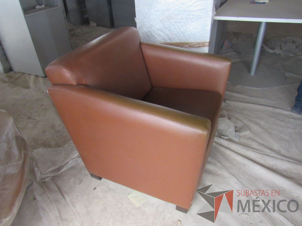 Lote 022 - Sillón de 1 plaza con 4 patas, descansa brazos, asiento y respaldo tipo piel color café - Imagen 8