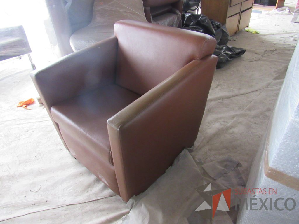 Lote 022 - Sillón de 1 plaza con 4 patas, descansa brazos, asiento y respaldo tipo piel color café - Imagen 9