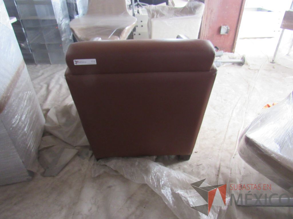 Lote 022 - Sillón de 1 plaza con 4 patas, descansa brazos, asiento y respaldo tipo piel color café - Imagen 10