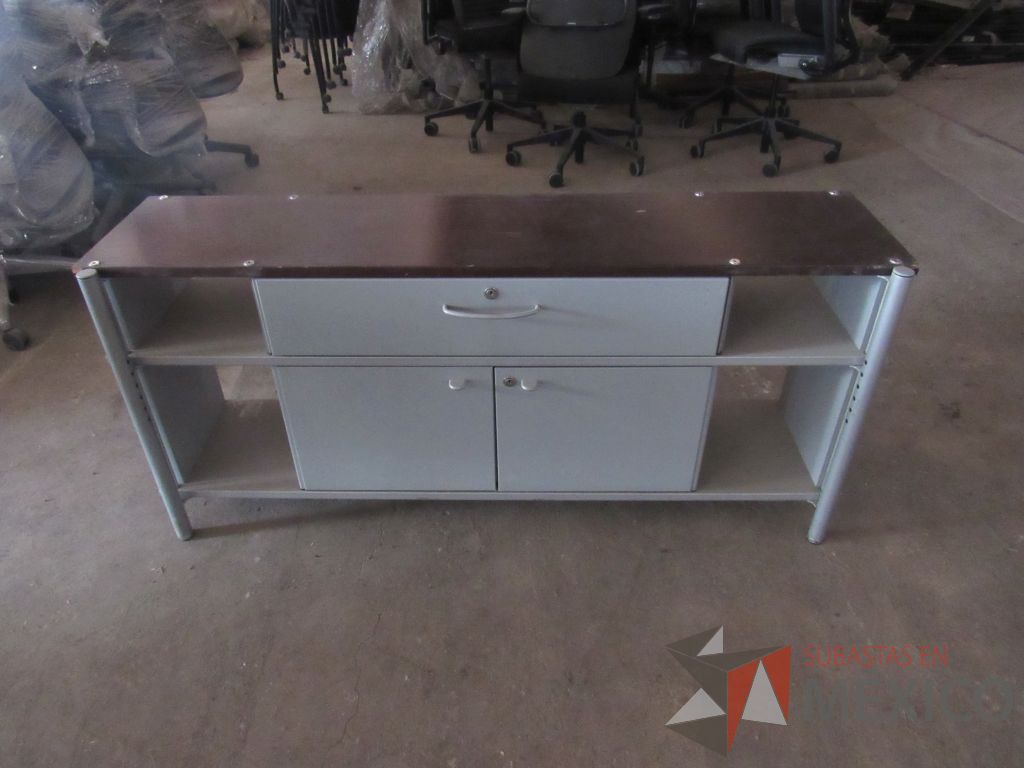 Lote 017 - Credenza metálica con 2 puertas, 1 cajón y cubierta color blanco - Imagen 3