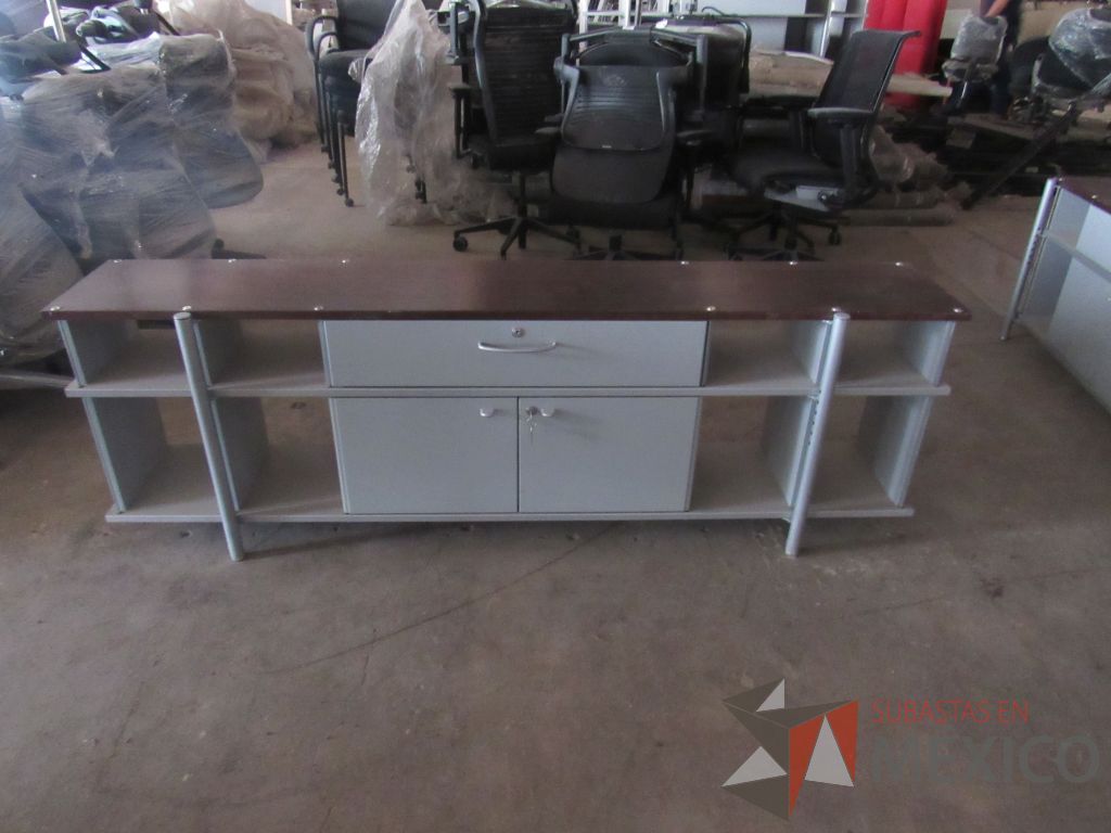 Lote 031 - Credenza metálica con 2 puertas, 1 cajón y cubierta color blanco - Imagen 3