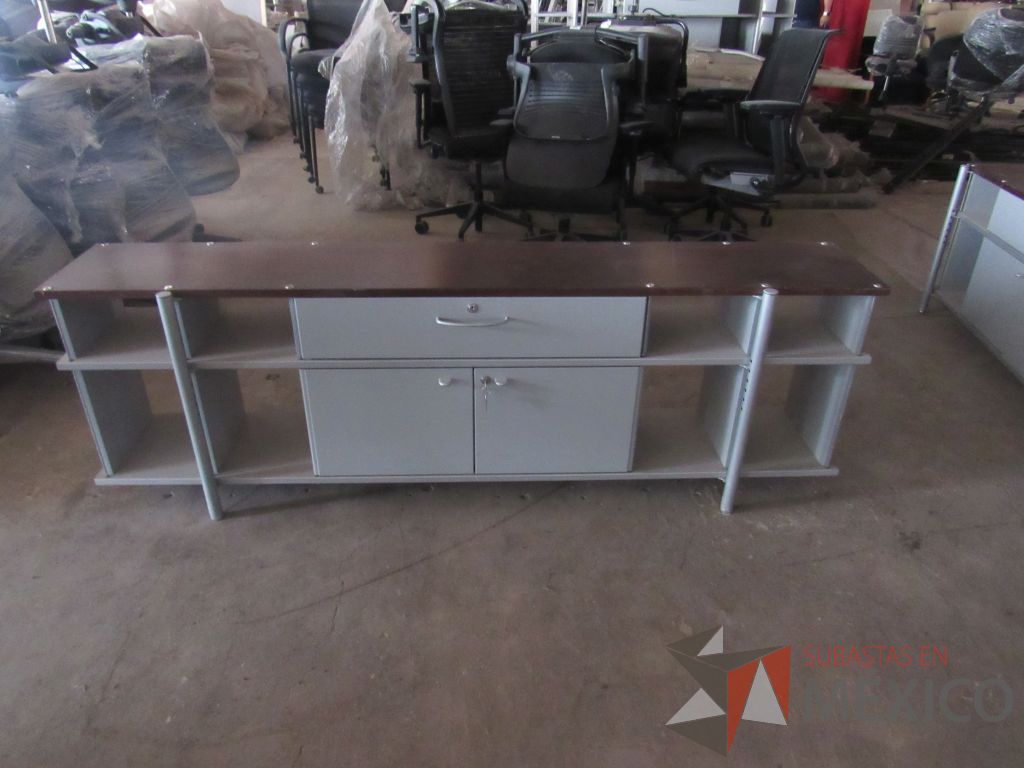 Lote 031 - Credenza metálica con 2 puertas, 1 cajón y cubierta color blanco