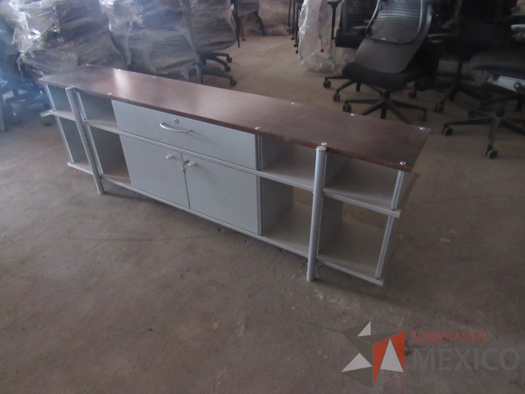 Lote 031 - Credenza metálica con 2 puertas, 1 cajón y cubierta color blanco - Imagen 5