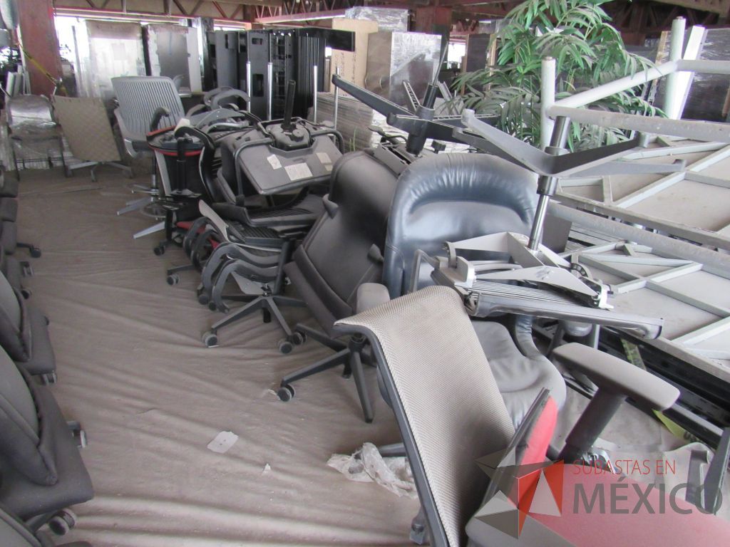 Lote 040 - 40 Sillas dañadas de diferentes modelos (3 sillas altas, 18 de visita, 14 operativas y 5 secretariales) - Imagen 21