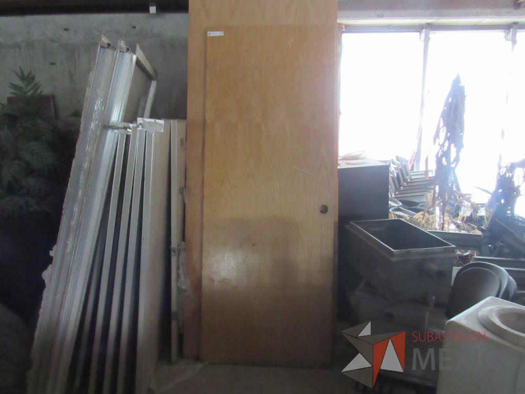 Lote 042 - Lote con 95 aporx. de mamparas, puertas, botes y artículos de madera - Imagen 11