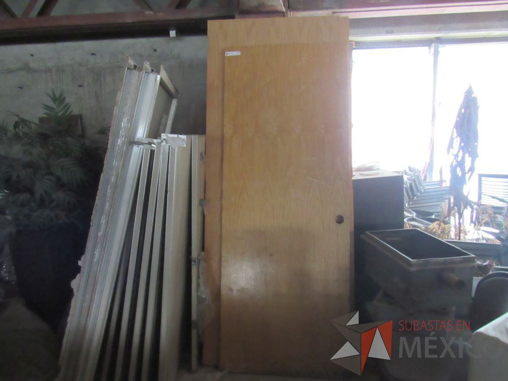 Lote 042 - Lote con 95 aporx. de mamparas, puertas, botes y artículos de madera